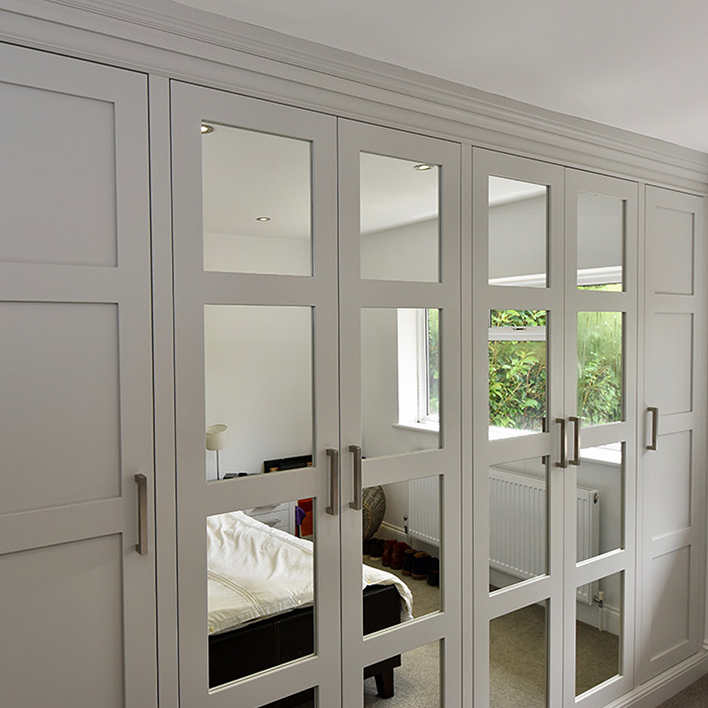 Bespoke-fitted-shaker-style-wardrobe-with-mirrored-panels