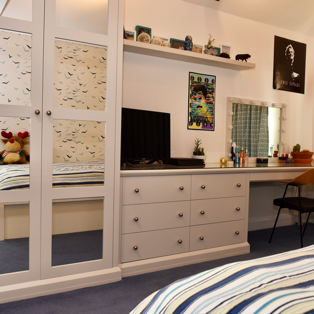Fitted-furniture-for-teenage-bedroom