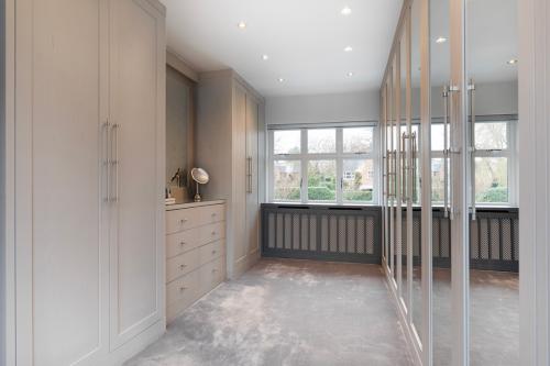bespoke-mirrored-dressing-room